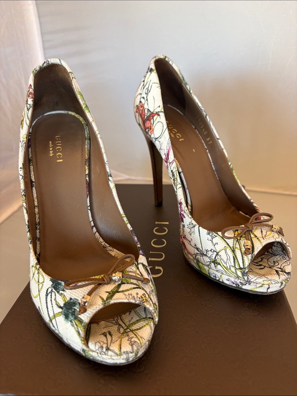 Gucci Flora Floral Canvas Peep-Toe Bow Pumps – Size 37